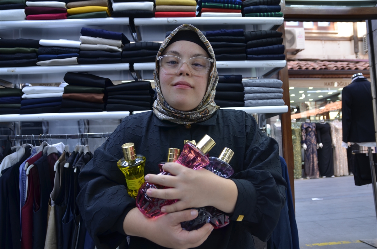 Down sendromlu Merve, neşesiyle tarihi çarşının  - Görsel 5