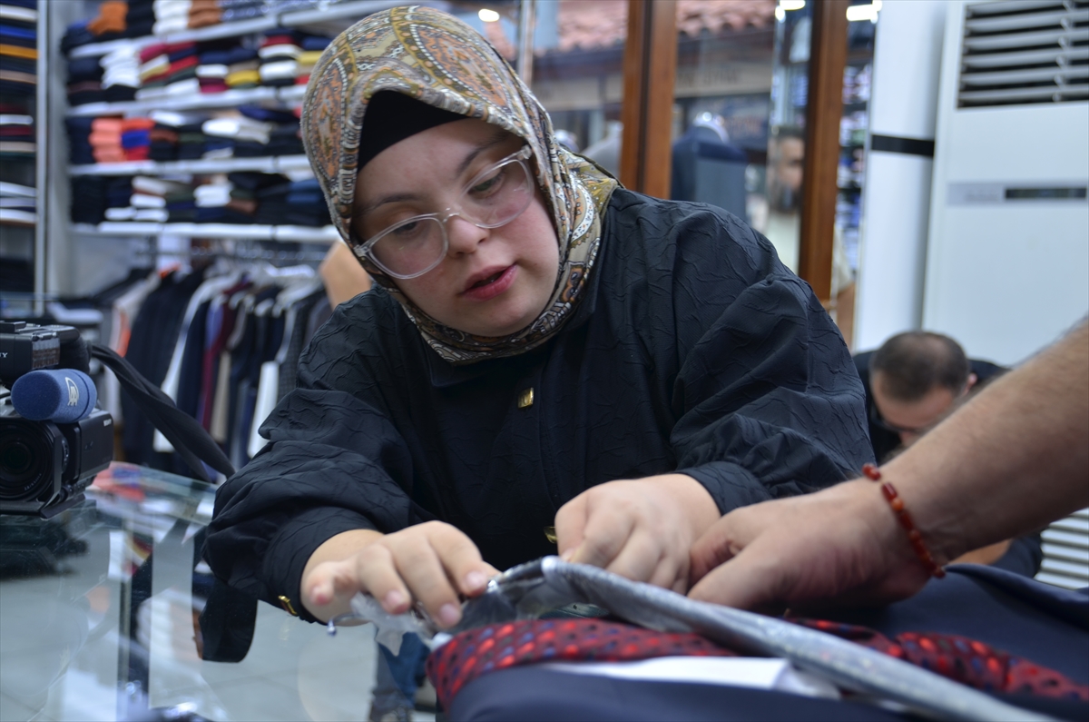 Down sendromlu Merve, neşesiyle tarihi çarşının  - Görsel 6