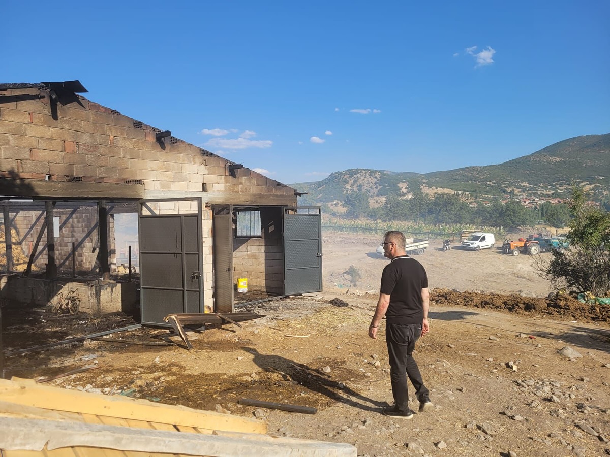 BAŞKAN USTAOĞLU’NDAN AHIRI YANAN AİLEYE ZİYARET - Görsel 1