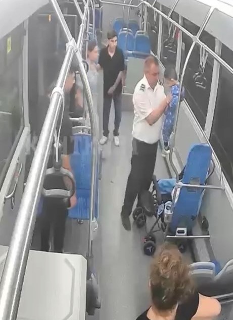 Otobüste nefes borusuna cips kaçan çocuğu, şoförün ‘Heimlich’ manevrası kurtardı - Görsel 3