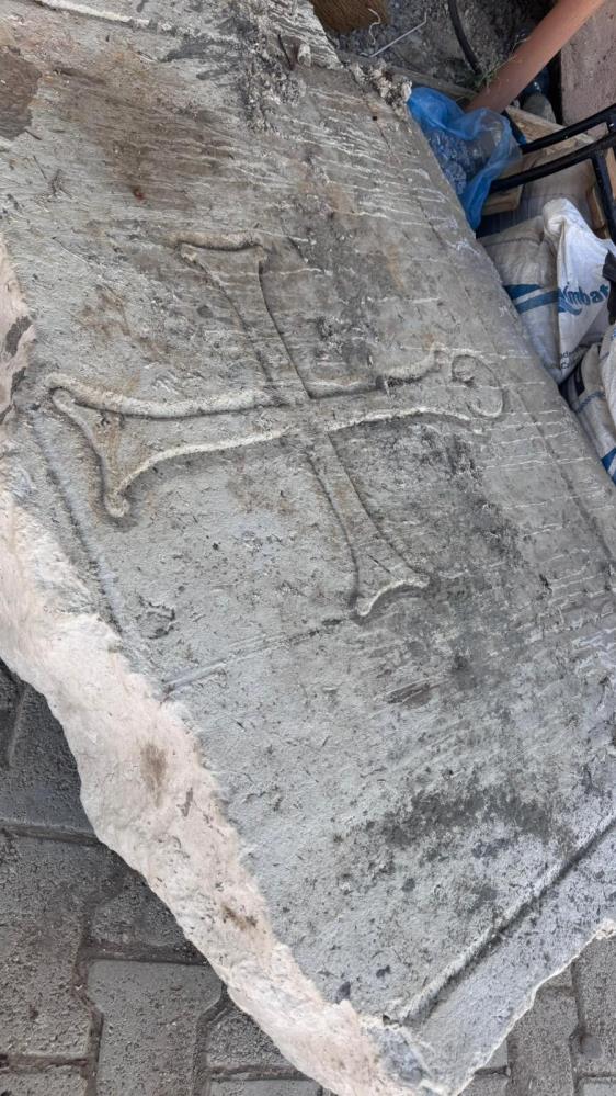 Beyşehir'de bina tadilatı sırasında üzerinde haç işareti olan mermer taş bulundu - Görsel 1