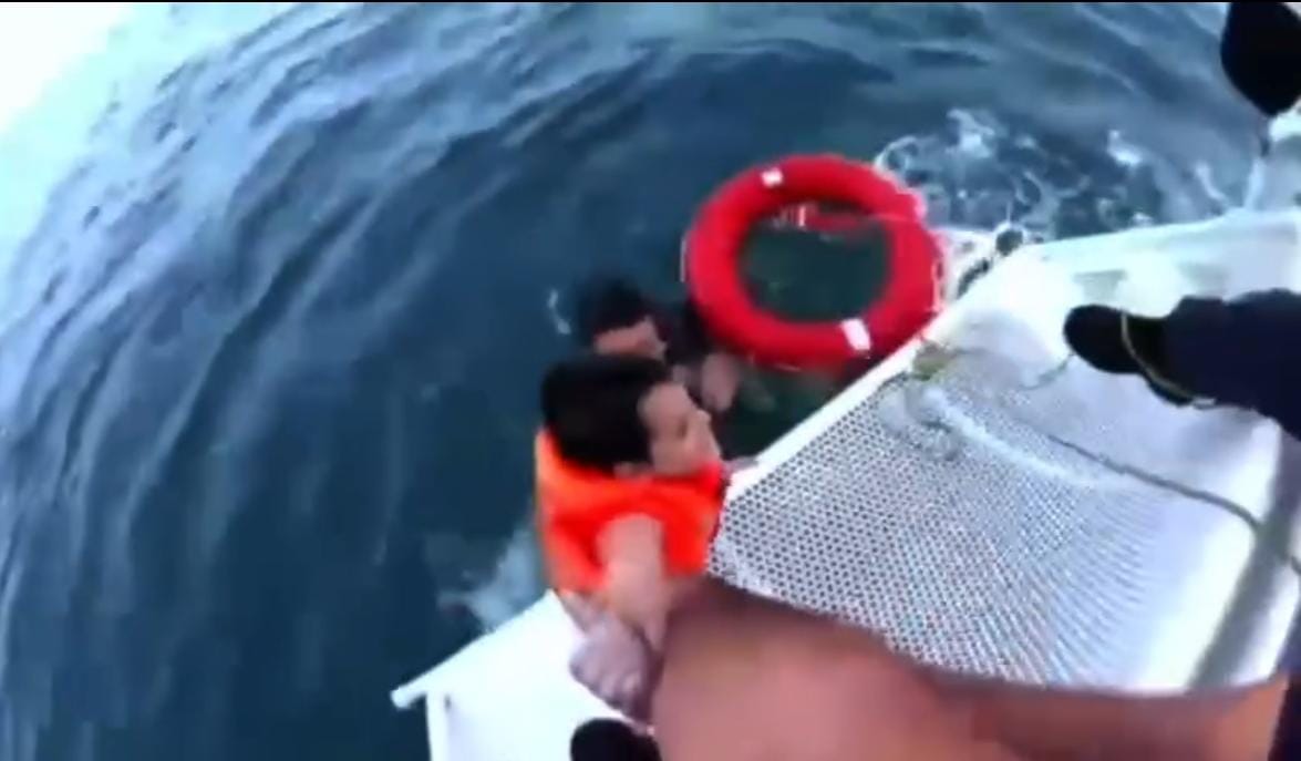 Can yeleğiyle denizde sürüklenen 6 yaşındaki çocuğun 1200 metre açıkta kurtarılması kamerada - Görsel 1