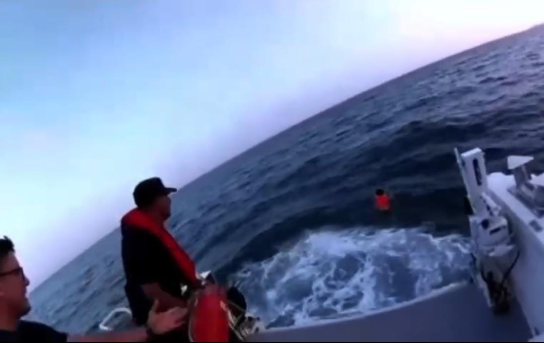 Can yeleğiyle denizde sürüklenen 6 yaşındaki çocuğun 1200 metre açıkta kurtarılması kamerada - Görsel 2