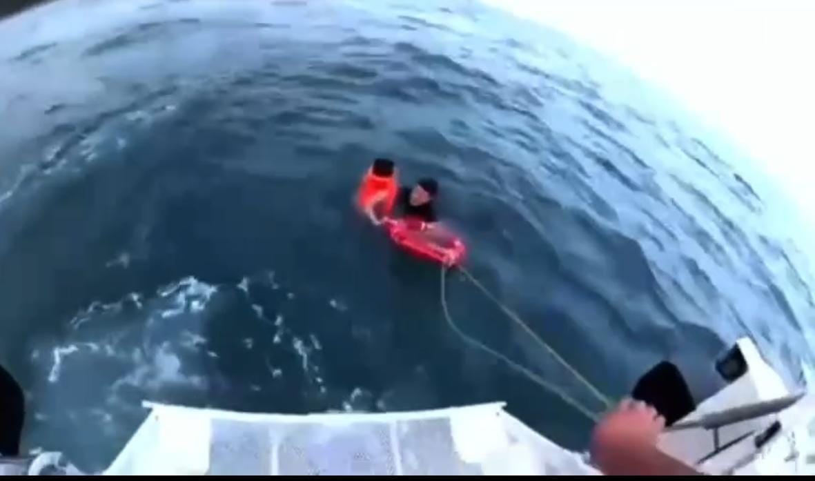 Can yeleğiyle denizde sürüklenen 6 yaşındaki çocuğun 1200 metre açıkta kurtarılması kamerada - Görsel 3