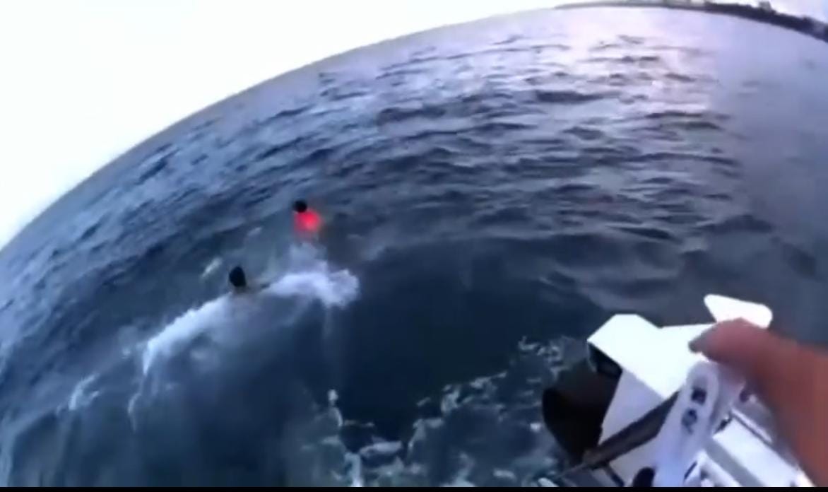 Can yeleğiyle denizde sürüklenen 6 yaşındaki çocuğun 1200 metre açıkta kurtarılması kamerada - Görsel 5