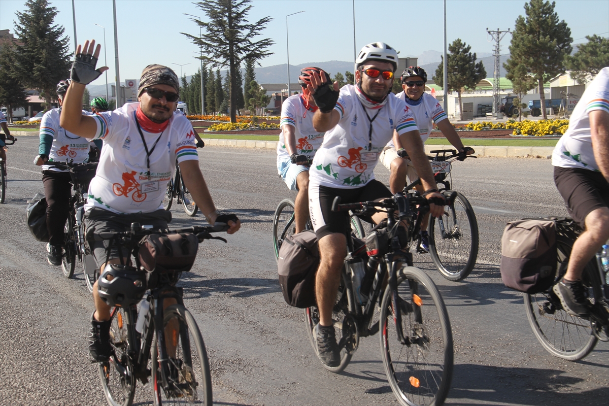 KONYA - Beyşehir Gölü kenarında düzenlenen bisiklet festivali başladı - Görsel 1