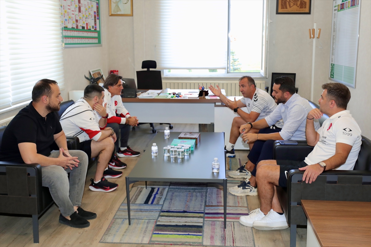 Konyaspor Teknik Direktörü Recep Uçar, A Milli Futbol Takımı'nı ağırladı - Görsel 1