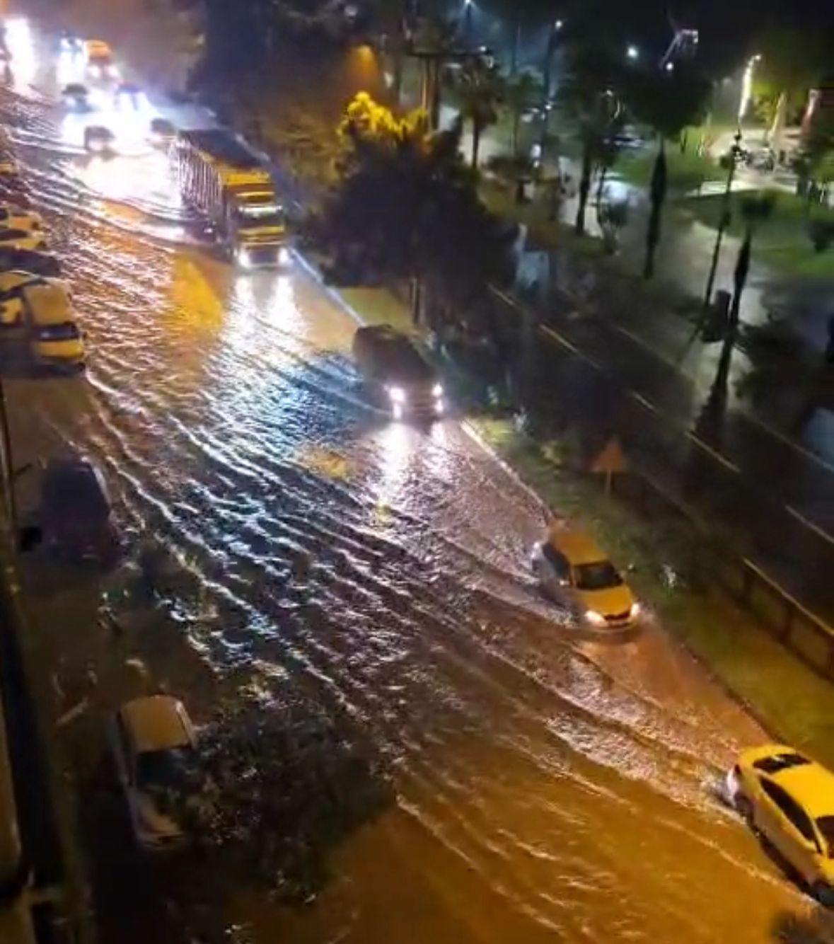Ordu'da sağanak; cadde ve sokaklar suyla doldu - Görsel 1