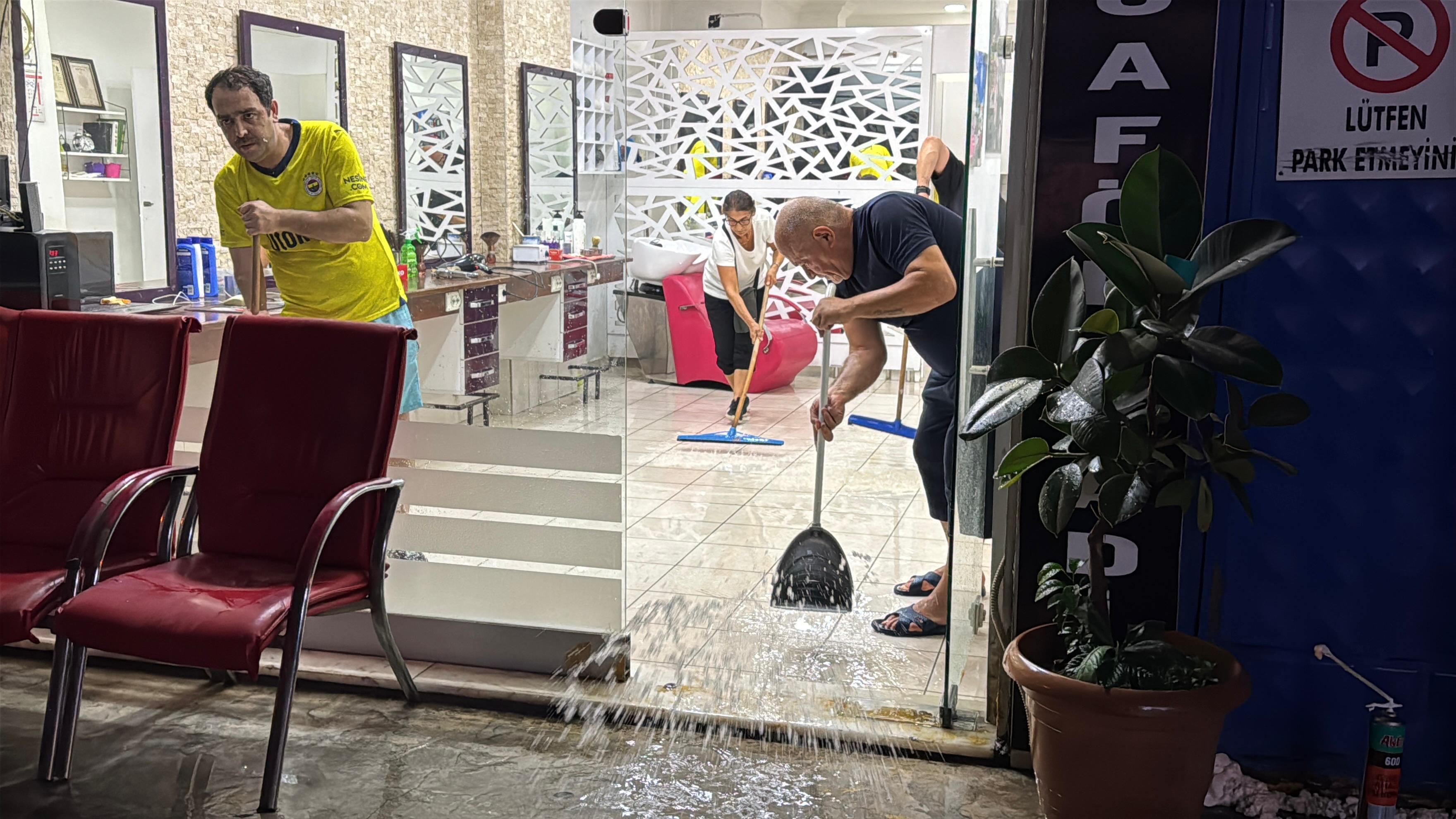 Ordu'da sağanak; cadde ve sokaklar suyla doldu - Görsel 2