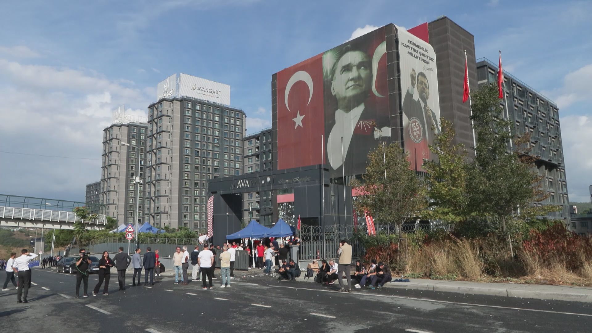 Gürsel Tekin, protestolar sürerken CHP İl Başkanlığı binasına girdi - Görsel 4