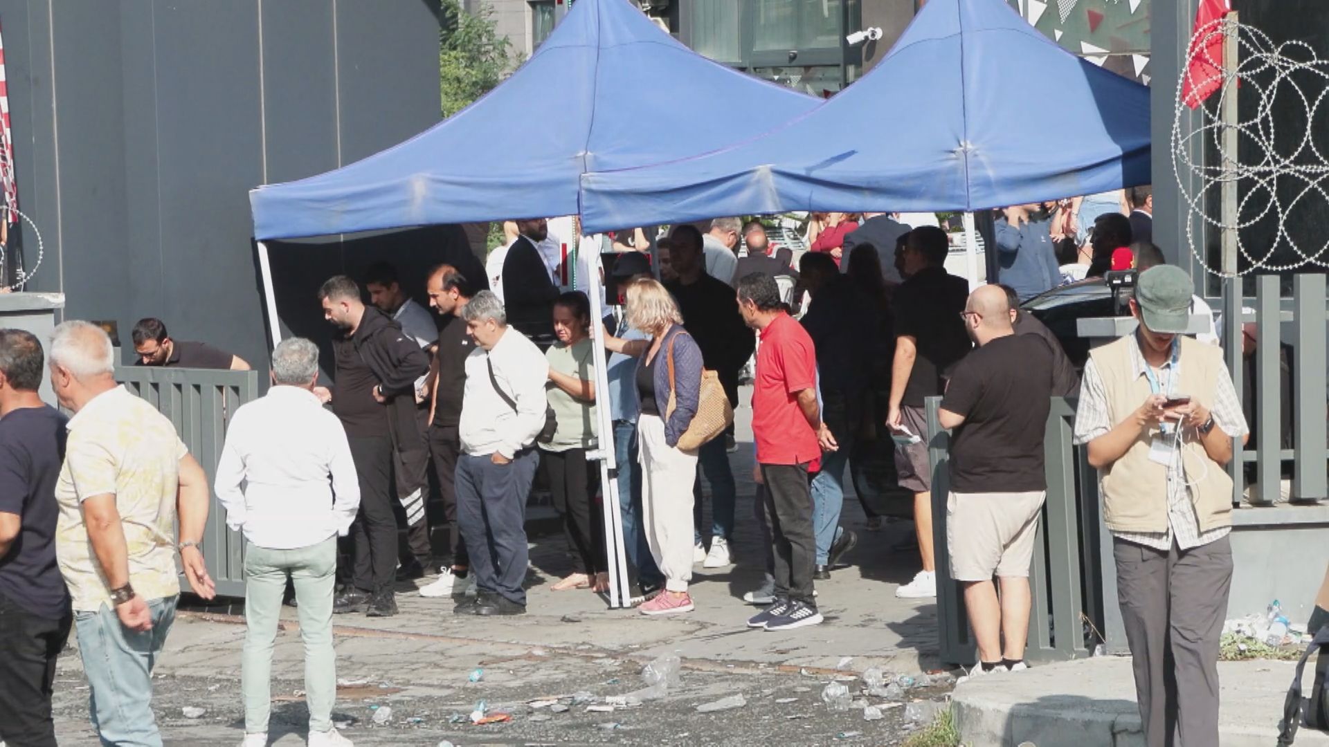 Gürsel Tekin, protestolar sürerken CHP İl Başkanlığı binasına girdi - Görsel 5