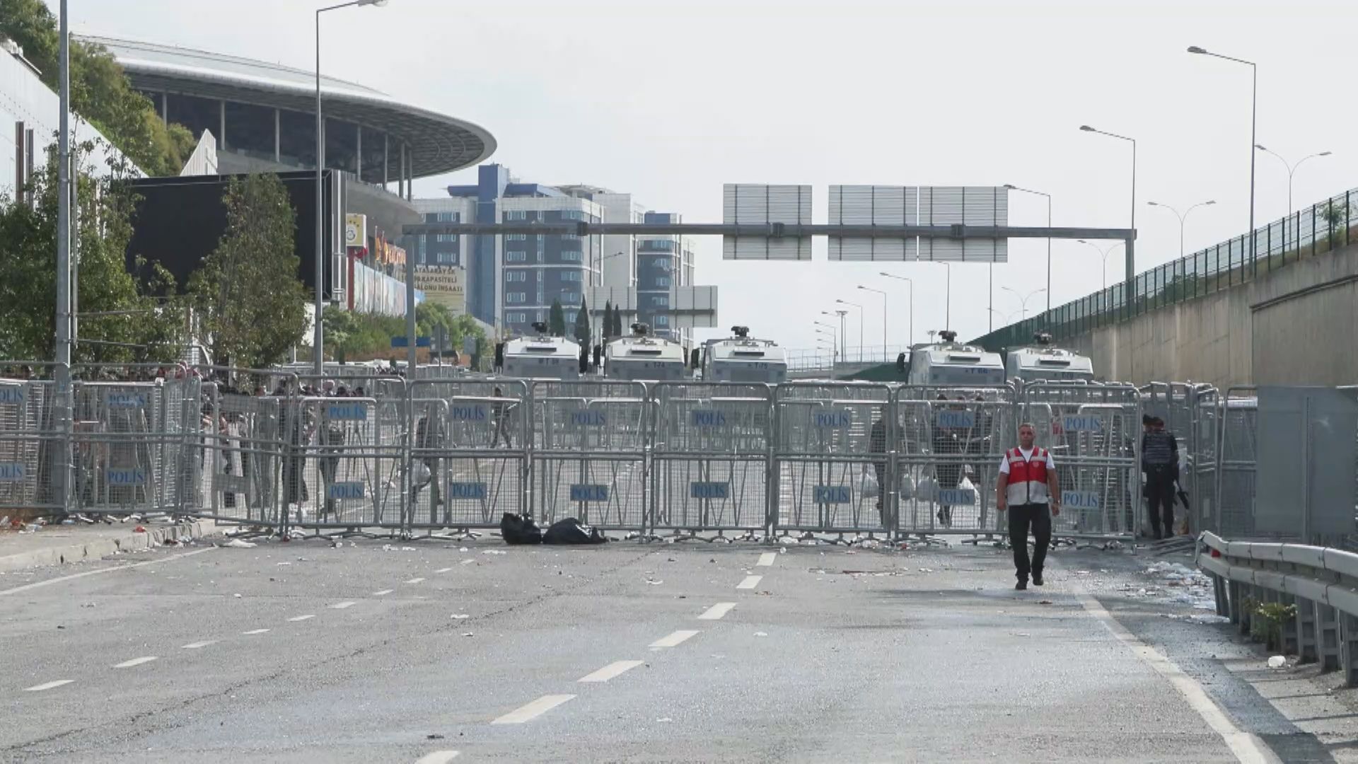 Gürsel Tekin, protestolar sürerken CHP İl Başkanlığı binasına girdi - Görsel 6