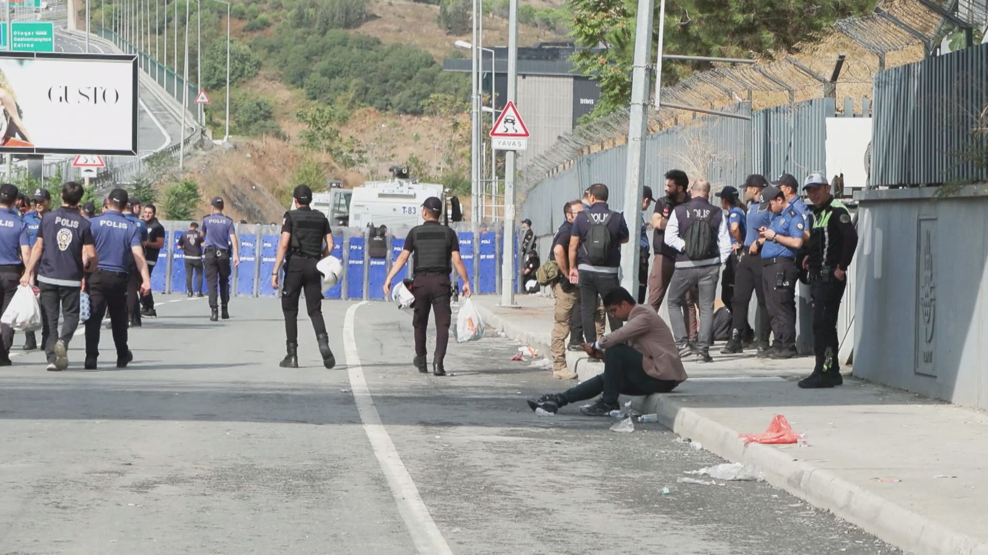 Gürsel Tekin, protestolar sürerken CHP İl Başkanlığı binasına girdi - Görsel 7