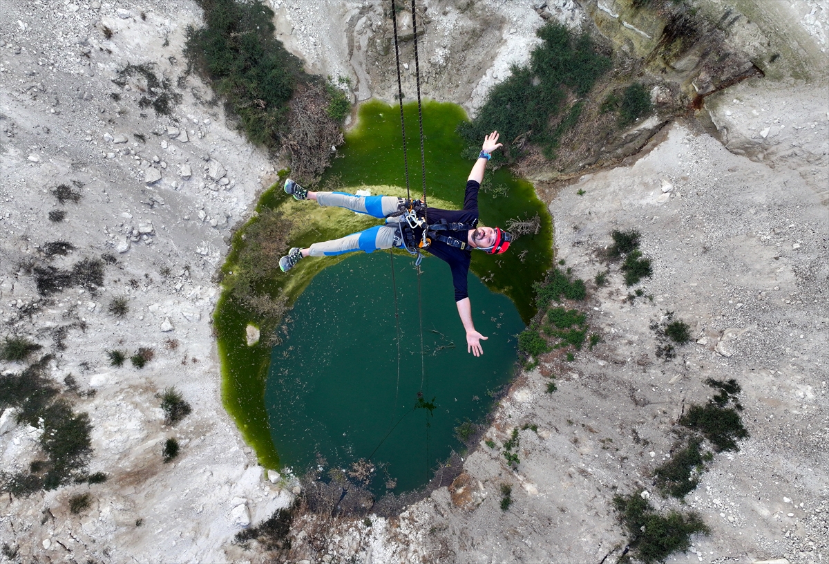 Dağcılar Konya'da  Kuraklığın Tehlikesine Dikkat Çekmek İçin Obruğa İndi - Görsel 1