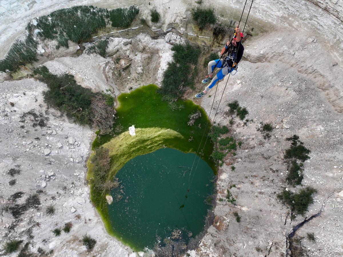  Dağcılar Konya'da  Kuraklığın Tehlikesine Dikkat Çekmek İçin Obruğa İndi - Görsel 2