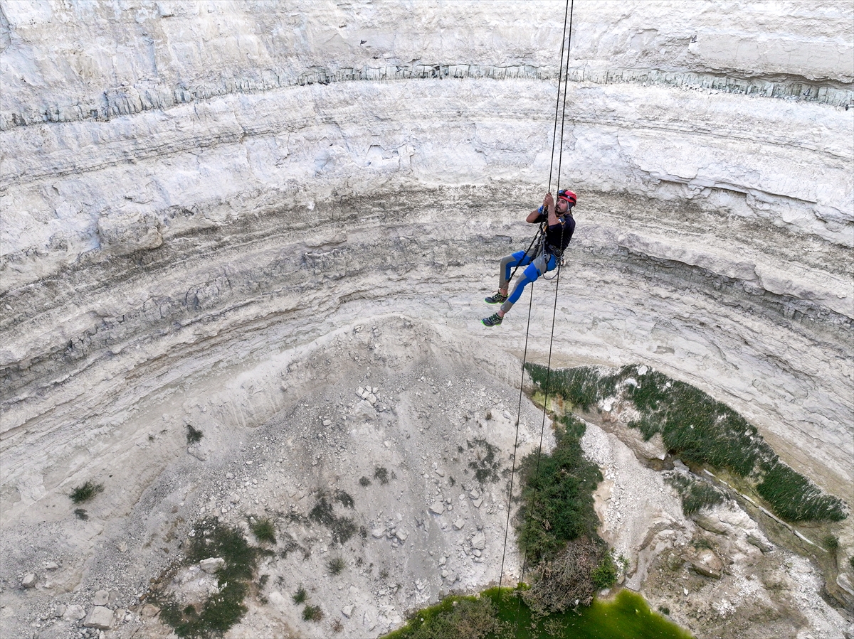  Dağcılar Konya'da  Kuraklığın Tehlikesine Dikkat Çekmek İçin Obruğa İndi - Görsel 3