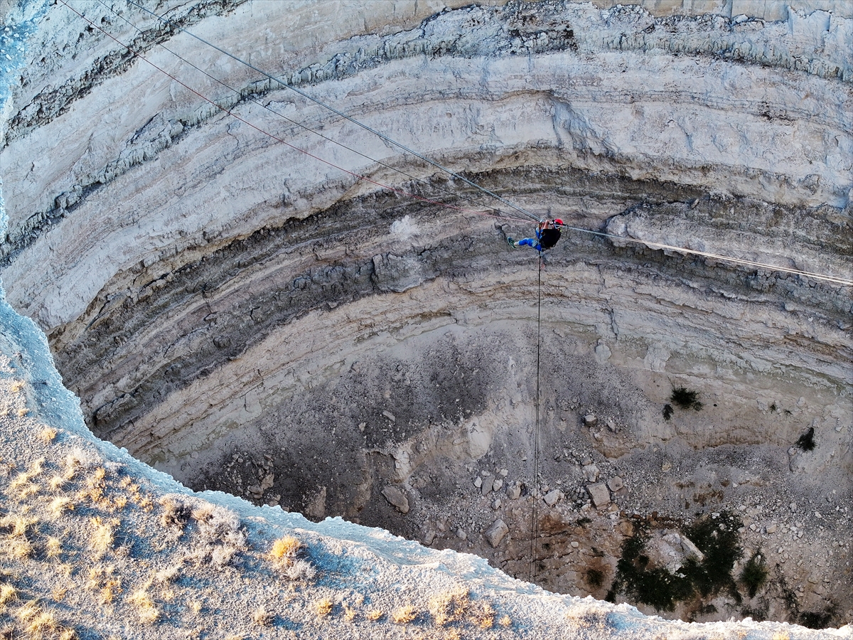  Dağcılar Konya'da  Kuraklığın Tehlikesine Dikkat Çekmek İçin Obruğa İndi - Görsel 4