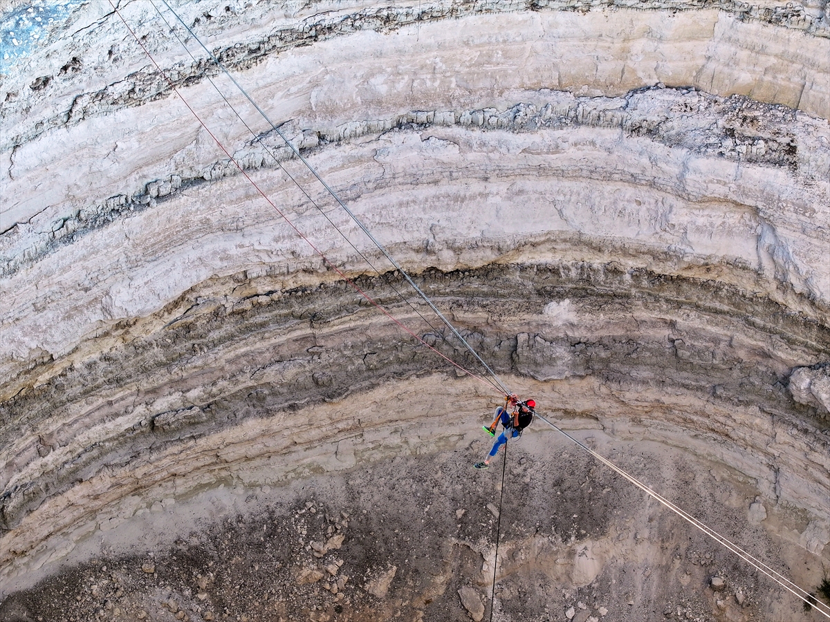  Dağcılar Konya'da  Kuraklığın Tehlikesine Dikkat Çekmek İçin Obruğa İndi - Görsel 5