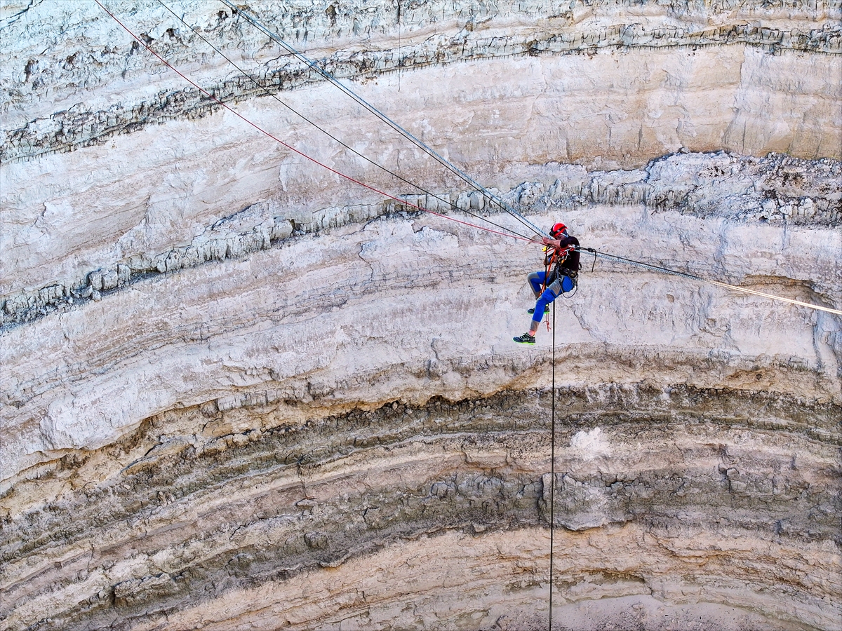  Dağcılar Konya'da  Kuraklığın Tehlikesine Dikkat Çekmek İçin Obruğa İndi - Görsel 9