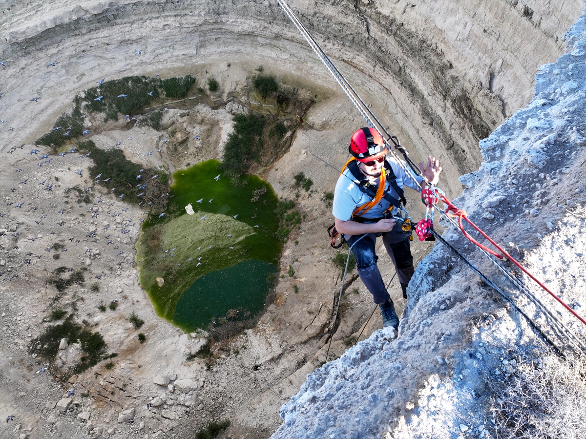  Dağcılar Konya'da  Kuraklığın Tehlikesine Dikkat Çekmek İçin Obruğa İndi - Görsel 10