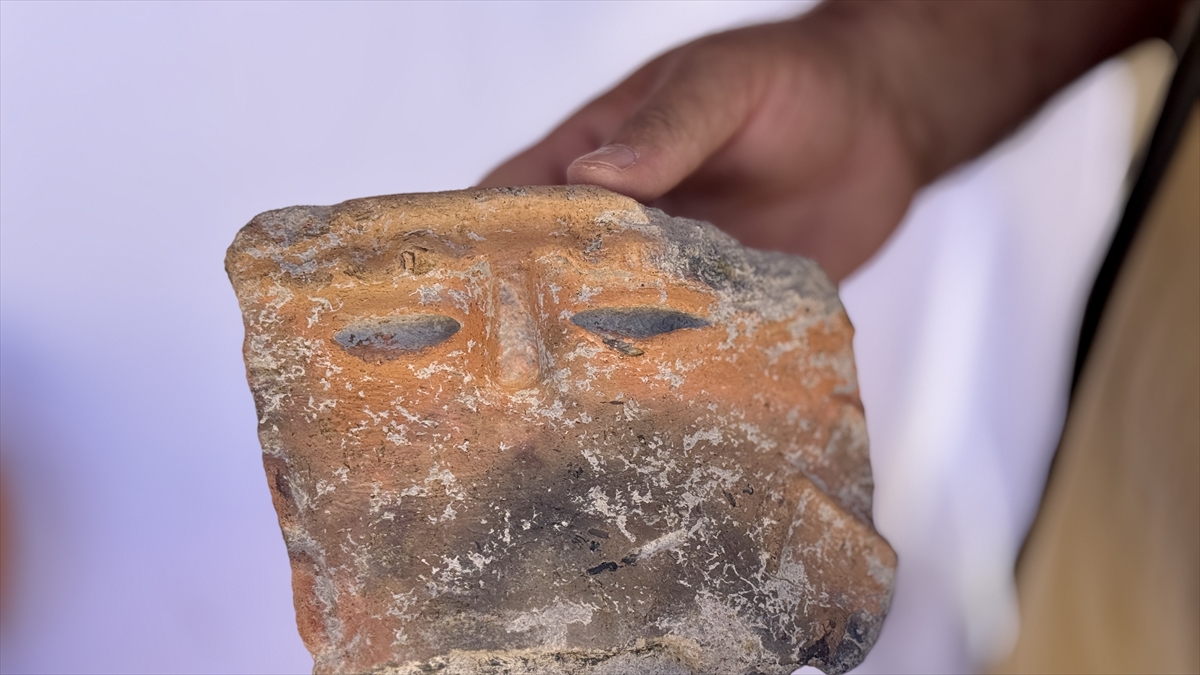 Seydişehir'de  yaklaşık 5 bin yıllık "insan yüzlü" çömlek parçası bulundu - Görsel 1