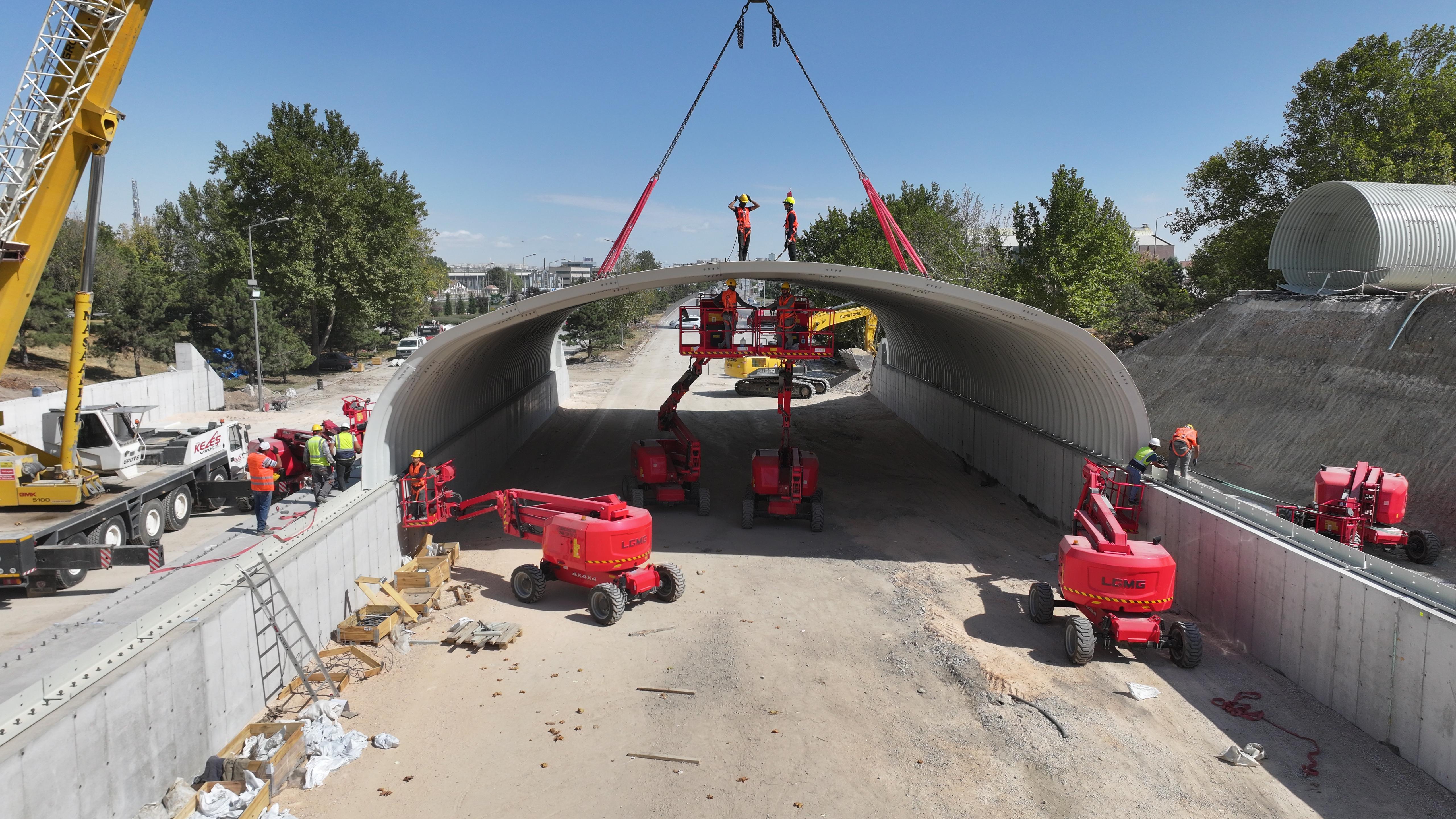 BAŞKAN ALTAY TÜRKİYE’DE İLK KEZ DENENEN TEKNİKLE İNŞAATI SÜREN KÖPRÜLÜ KAVŞAĞIN TRAFİĞİ RAHATLATACAĞINI AÇIKLADI - Görsel 2