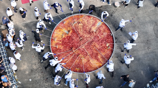 Afyon'da 1930 kilo ağırlığındaki sucuklu yumurtayla dünya rekoru kırıldı - Görsel 1