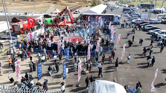 Afyon'da 1930 kilo ağırlığındaki sucuklu yumurtayla dünya rekoru kırıldı - Görsel 2