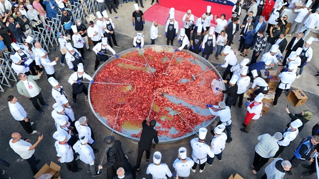 Afyon'da 1930 kilo ağırlığındaki sucuklu yumurtayla dünya rekoru kırıldı - Görsel 3