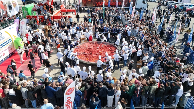 Afyon'da 1930 kilo ağırlığındaki sucuklu yumurtayla dünya rekoru kırıldı - Görsel 4