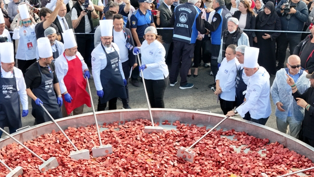 Afyon'da 1930 kilo ağırlığındaki sucuklu yumurtayla dünya rekoru kırıldı - Görsel 5