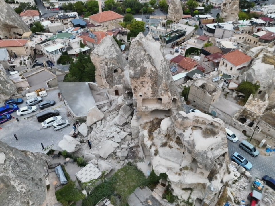 Kapadokya’da peribacasının bir kısmı yıkıldı - Görsel 5