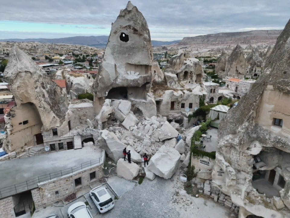 Kapadokya’da peribacasının bir kısmı yıkıldı - Görsel 7