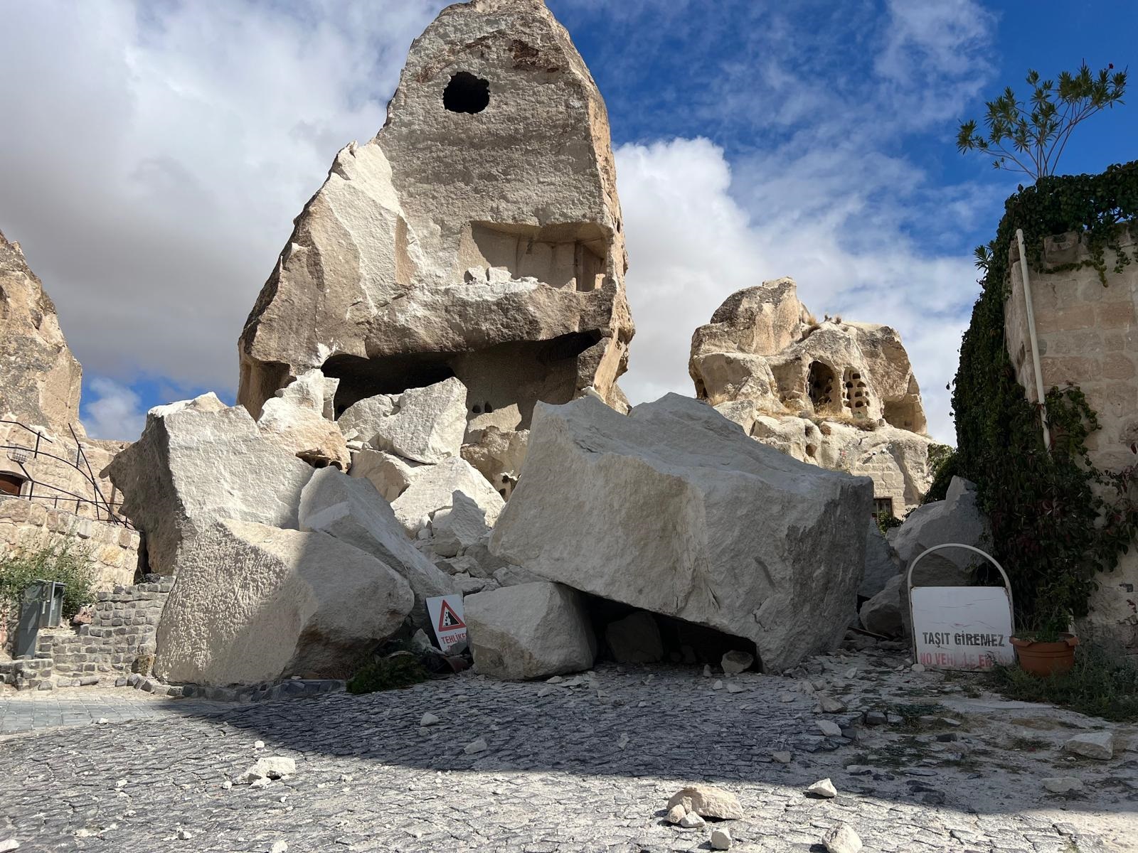 Kapadokya’da peribacasının bir kısmı yıkıldı - Görsel 9