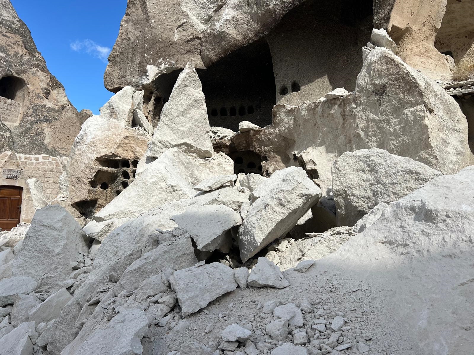 Kapadokya’da peribacasının bir kısmı yıkıldı - Görsel 10