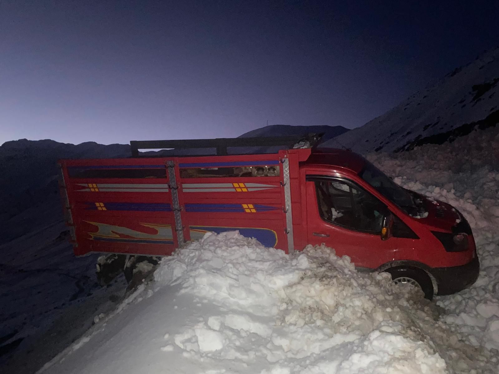 Yaylada 6 aracın üzerine çığ düştü; mahsur kalan 15 kişi kurtarıldı - Görsel 1