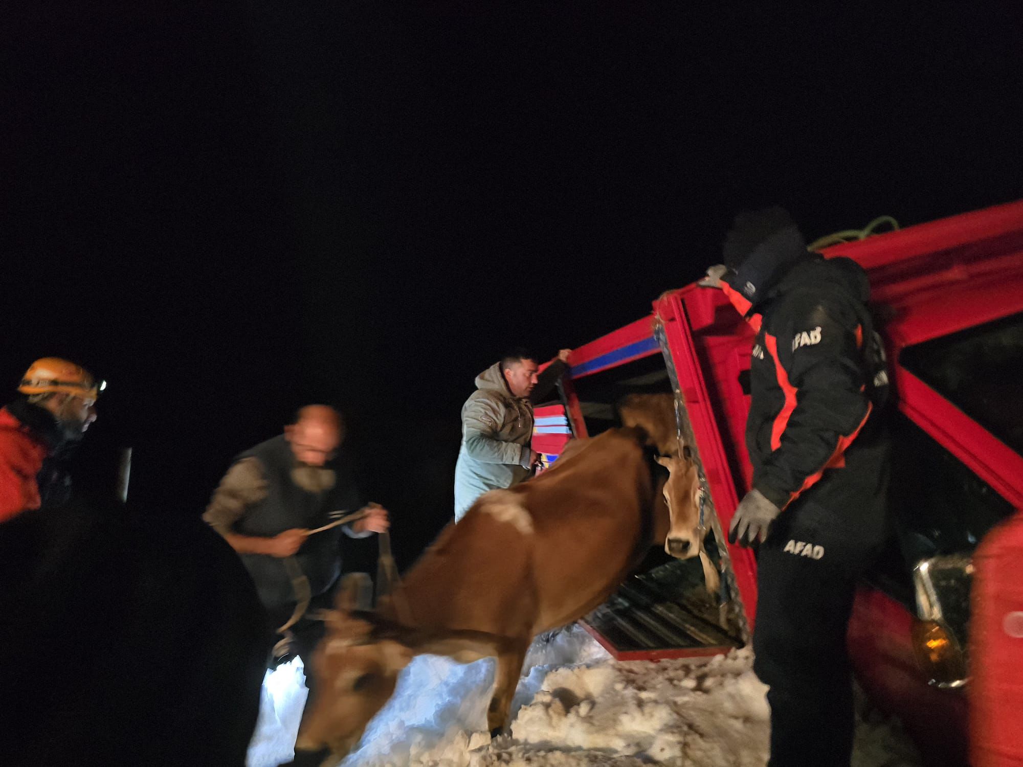 Yaylada 6 aracın üzerine çığ düştü; mahsur kalan 15 kişi kurtarıldı - Görsel 2
