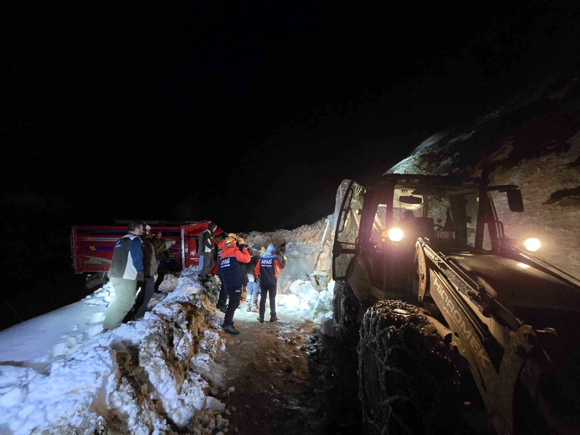 Yaylada 6 aracın üzerine çığ düştü; mahsur kalan 15 kişi kurtarıldı - Görsel 3