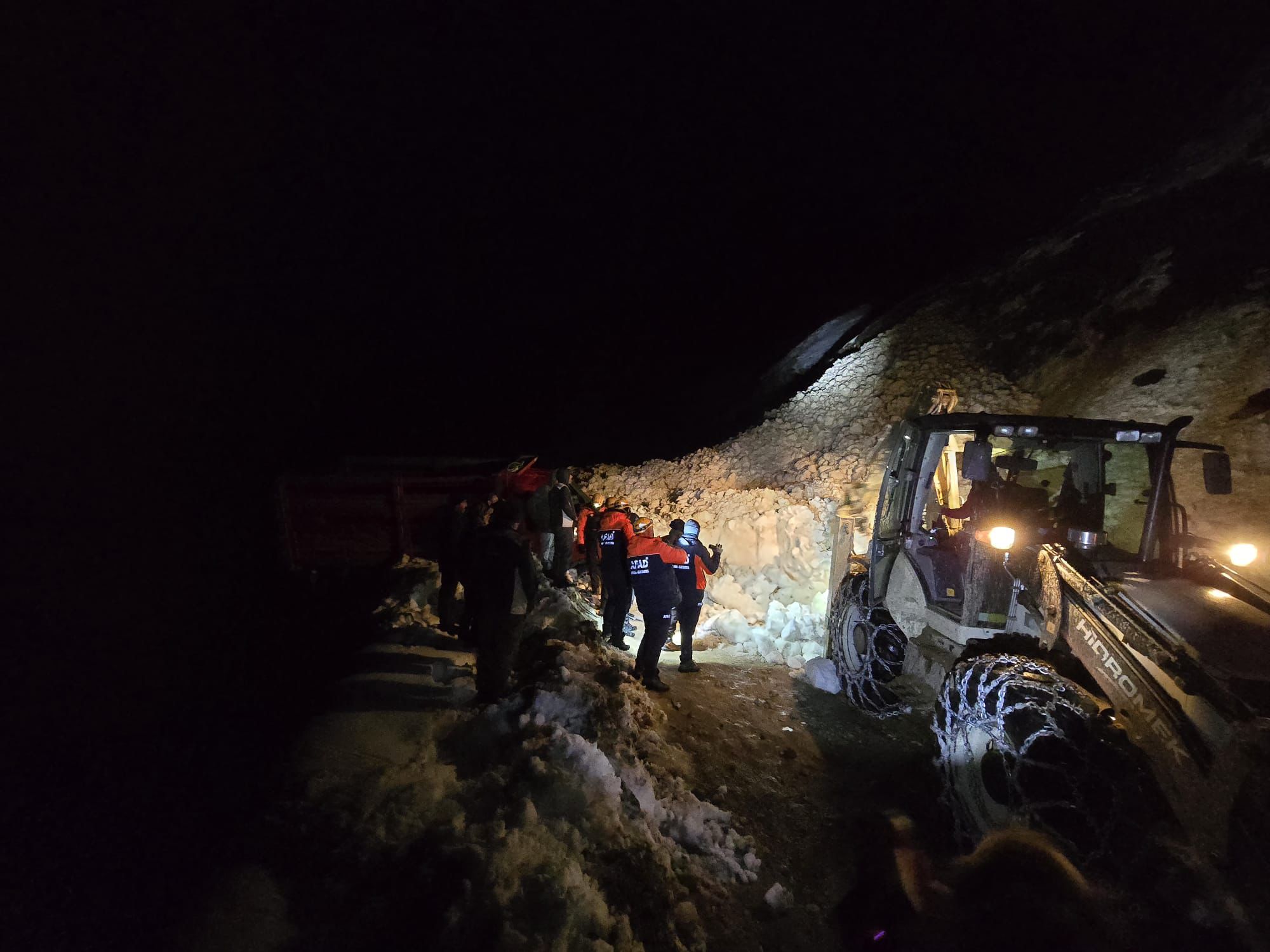 Yaylada 6 aracın üzerine çığ düştü; mahsur kalan 15 kişi kurtarıldı - Görsel 4