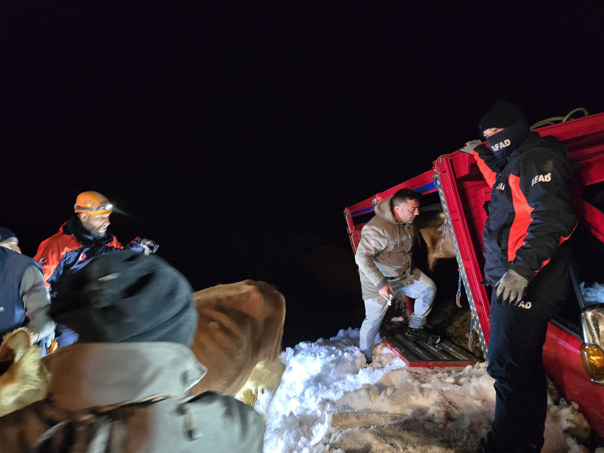 Yaylada 6 aracın üzerine çığ düştü; mahsur kalan 15 kişi kurtarıldı - Görsel 6
