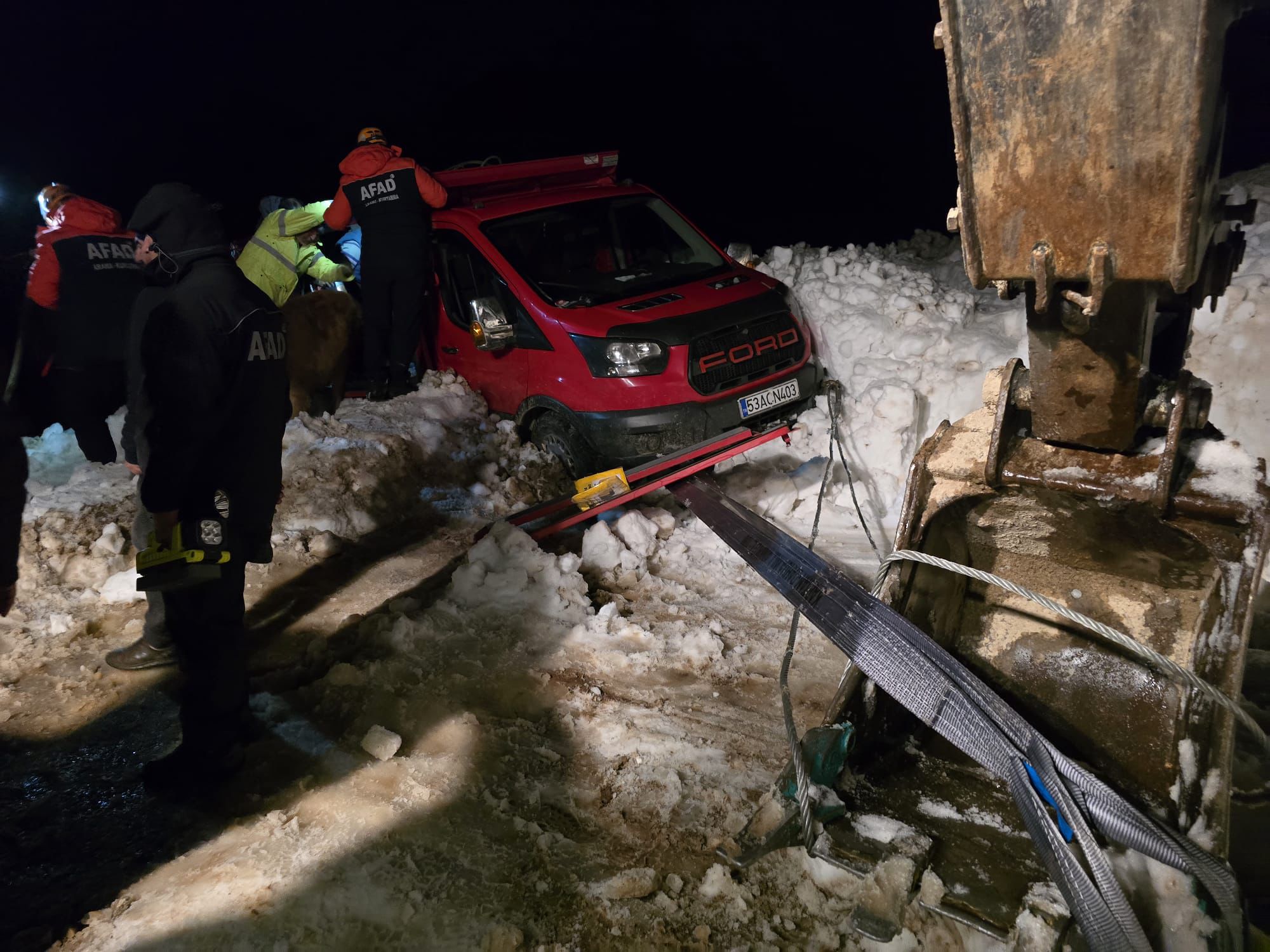 Yaylada 6 aracın üzerine çığ düştü; mahsur kalan 15 kişi kurtarıldı - Görsel 7