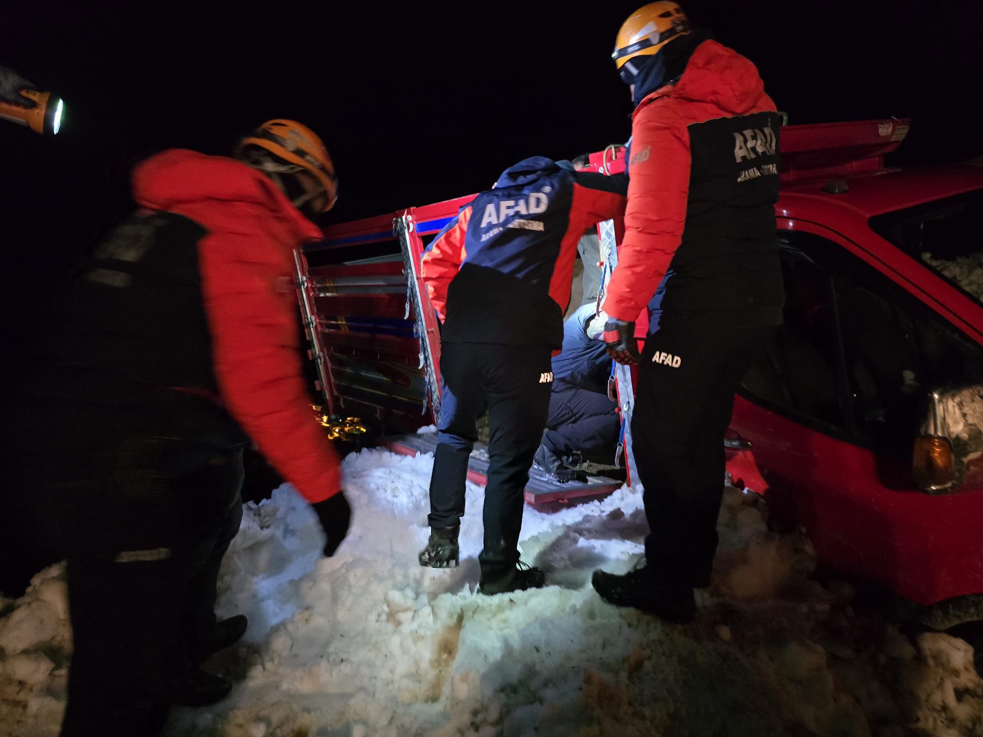Yaylada 6 aracın üzerine çığ düştü; mahsur kalan 15 kişi kurtarıldı - Görsel 8