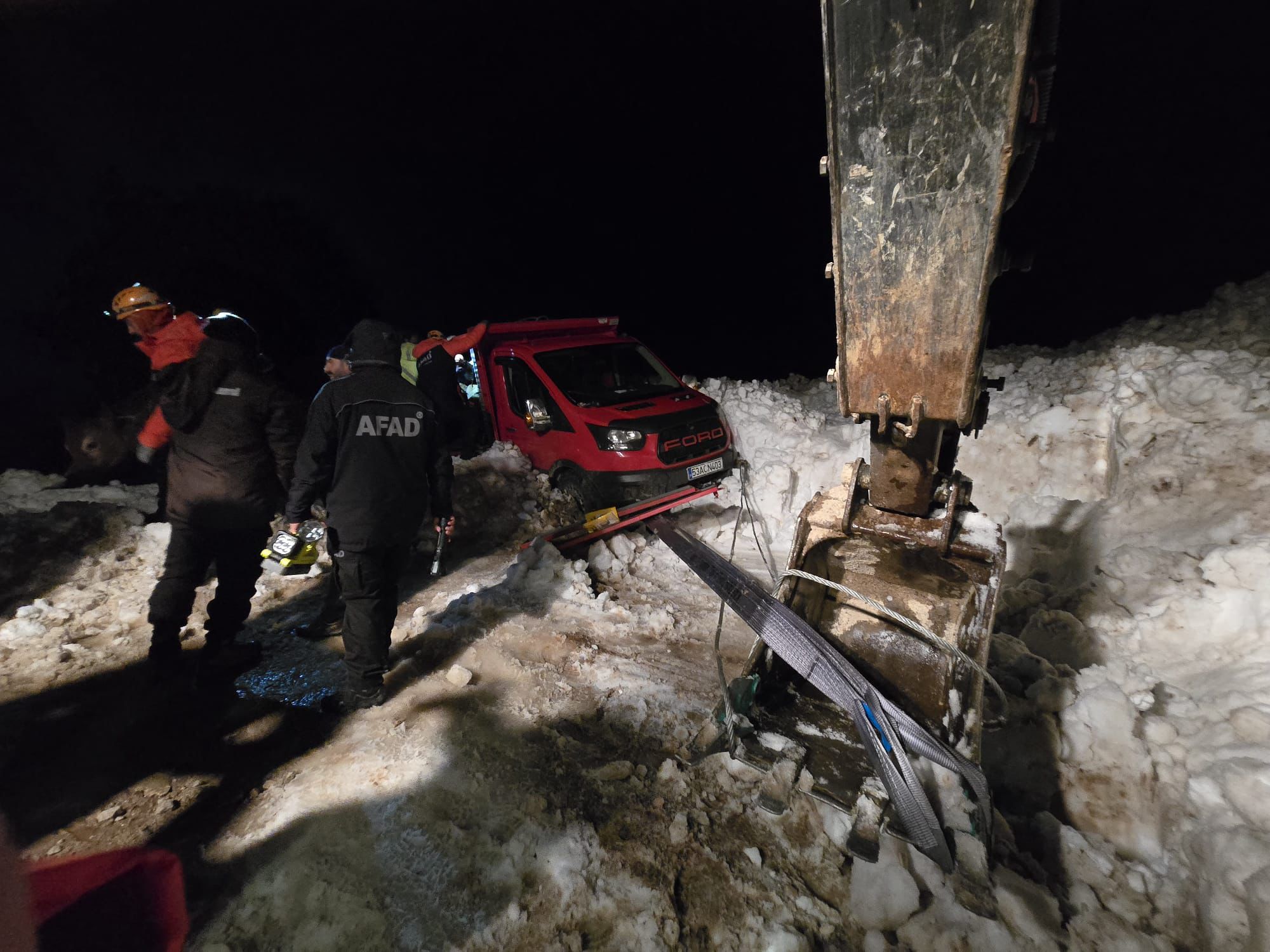 Yaylada 6 aracın üzerine çığ düştü; mahsur kalan 15 kişi kurtarıldı - Görsel 9