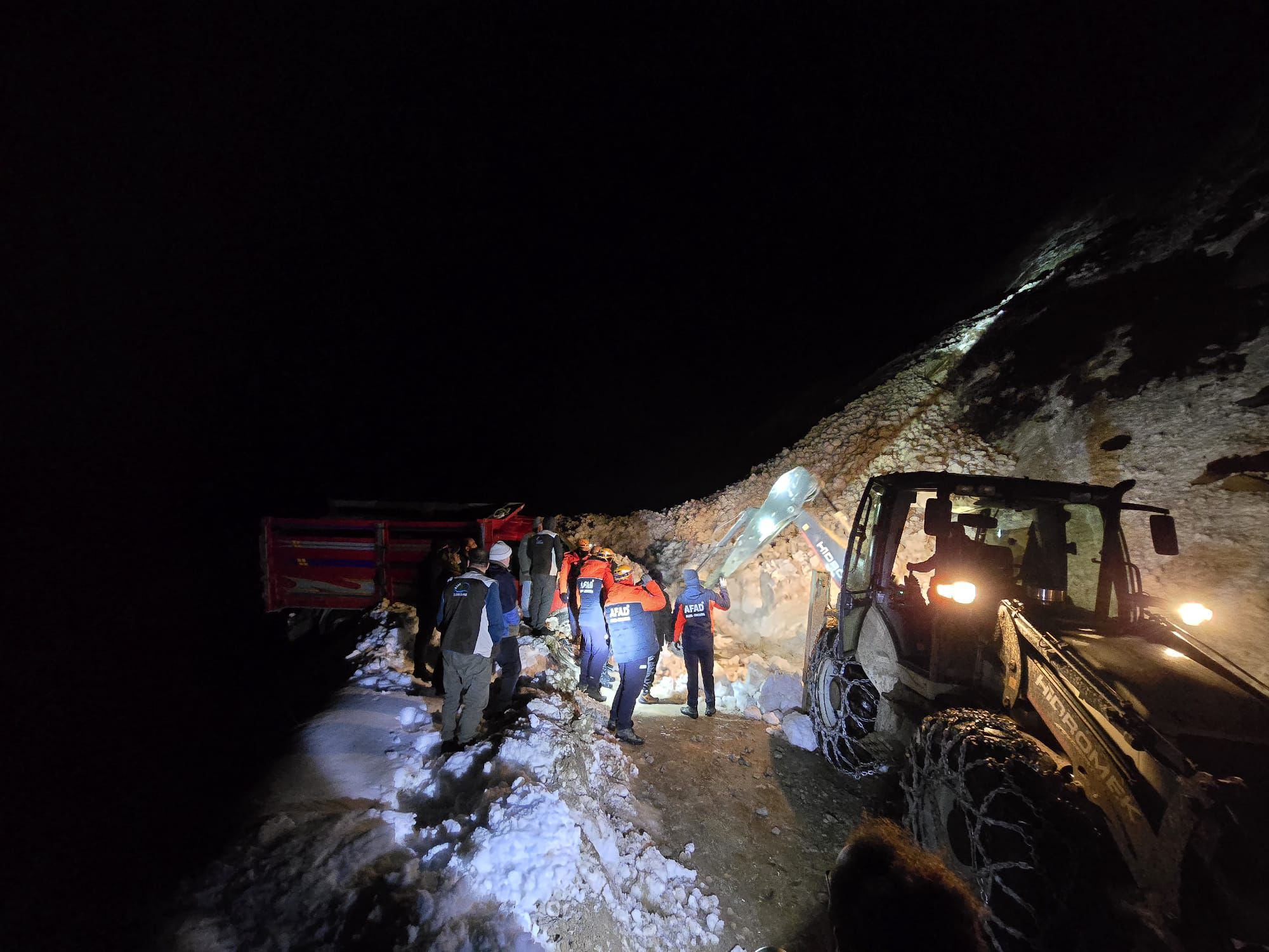 Yaylada 6 aracın üzerine çığ düştü; mahsur kalan 15 kişi kurtarıldı - Görsel 10