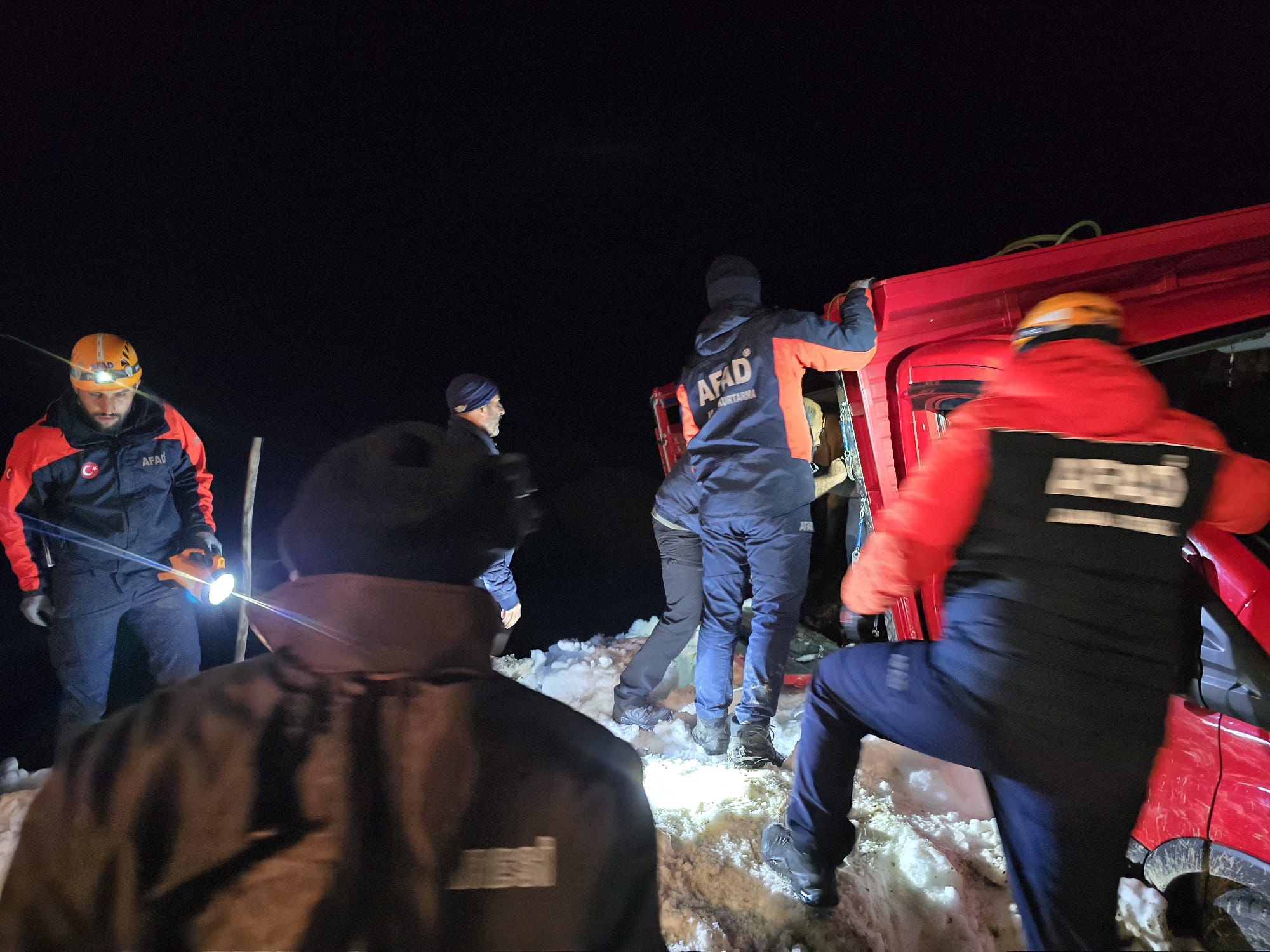 Yaylada 6 aracın üzerine çığ düştü; mahsur kalan 15 kişi kurtarıldı - Görsel 11