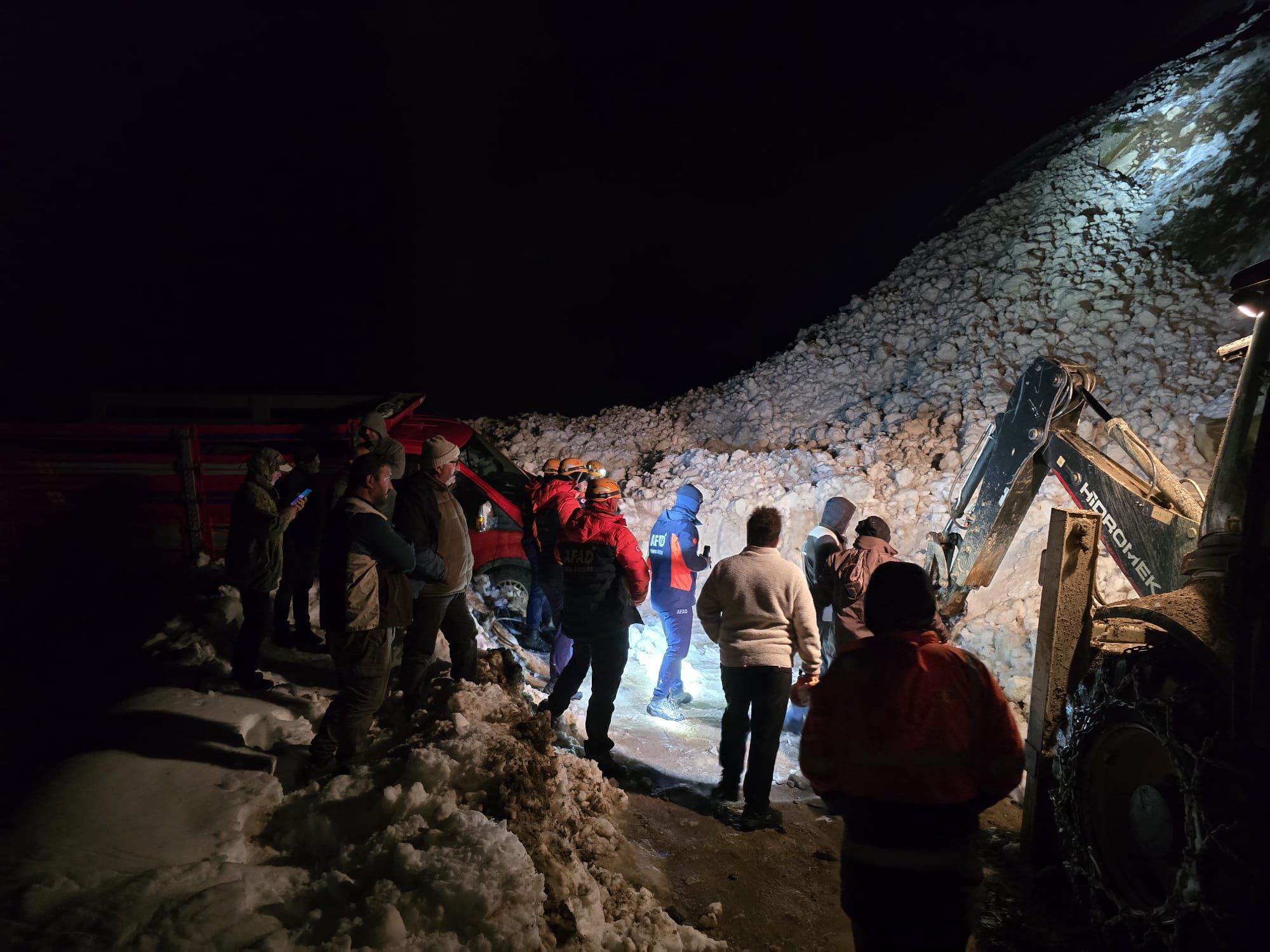 Yaylada 6 aracın üzerine çığ düştü; mahsur kalan 15 kişi kurtarıldı - Görsel 12