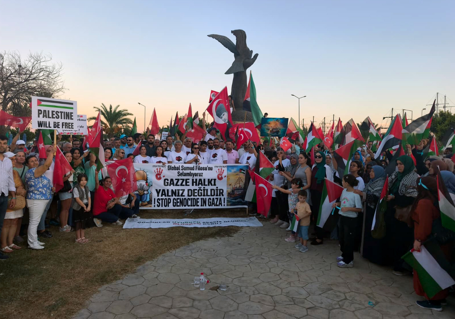 Mersin'de 'Küresel Sumud Filosu' selamlandı - Görsel 1