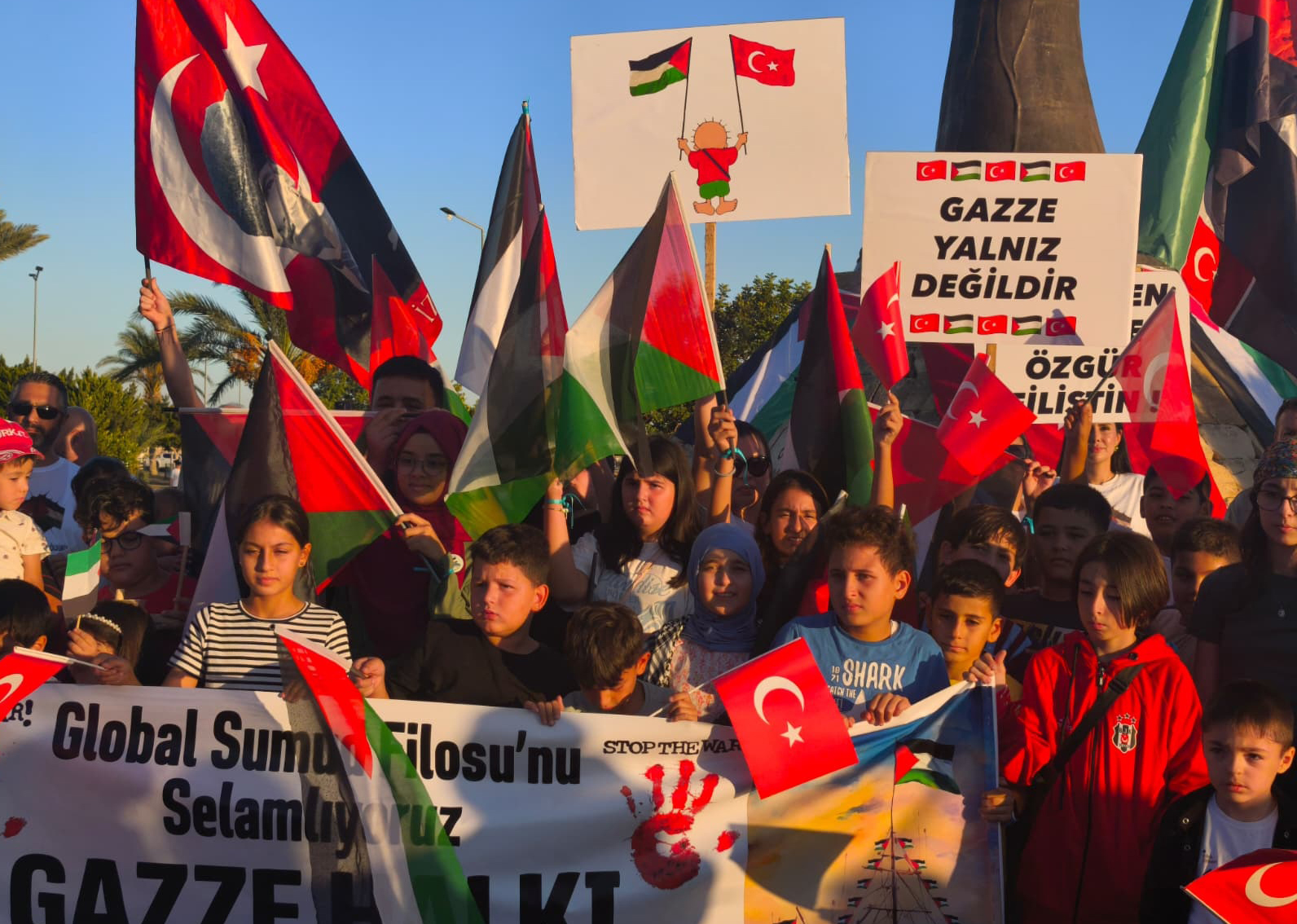 Mersin'de 'Küresel Sumud Filosu' selamlandı - Görsel 3