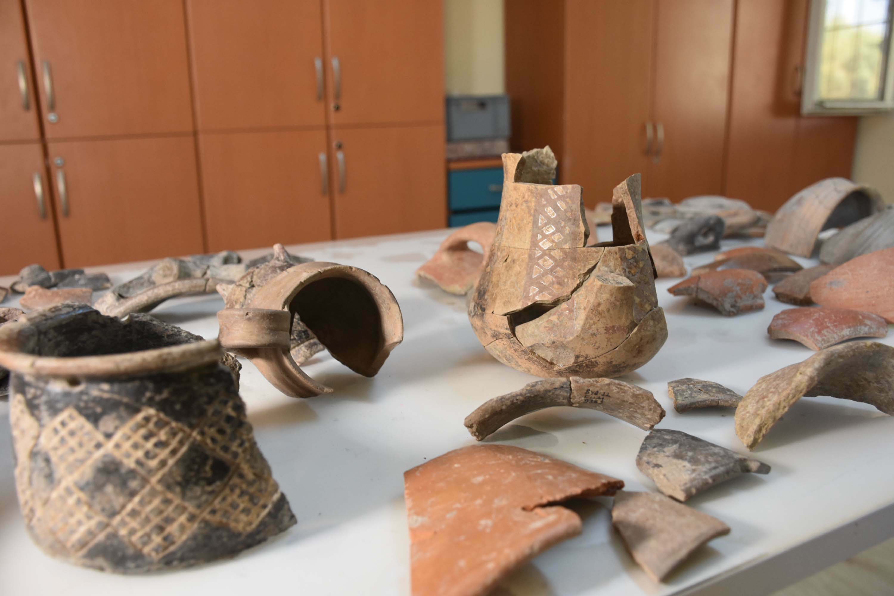 Smyrna Höyüğü'nde 5 bin yıl önceki ticari ilişkiyi gösteren seramikler bulundu - Görsel 1