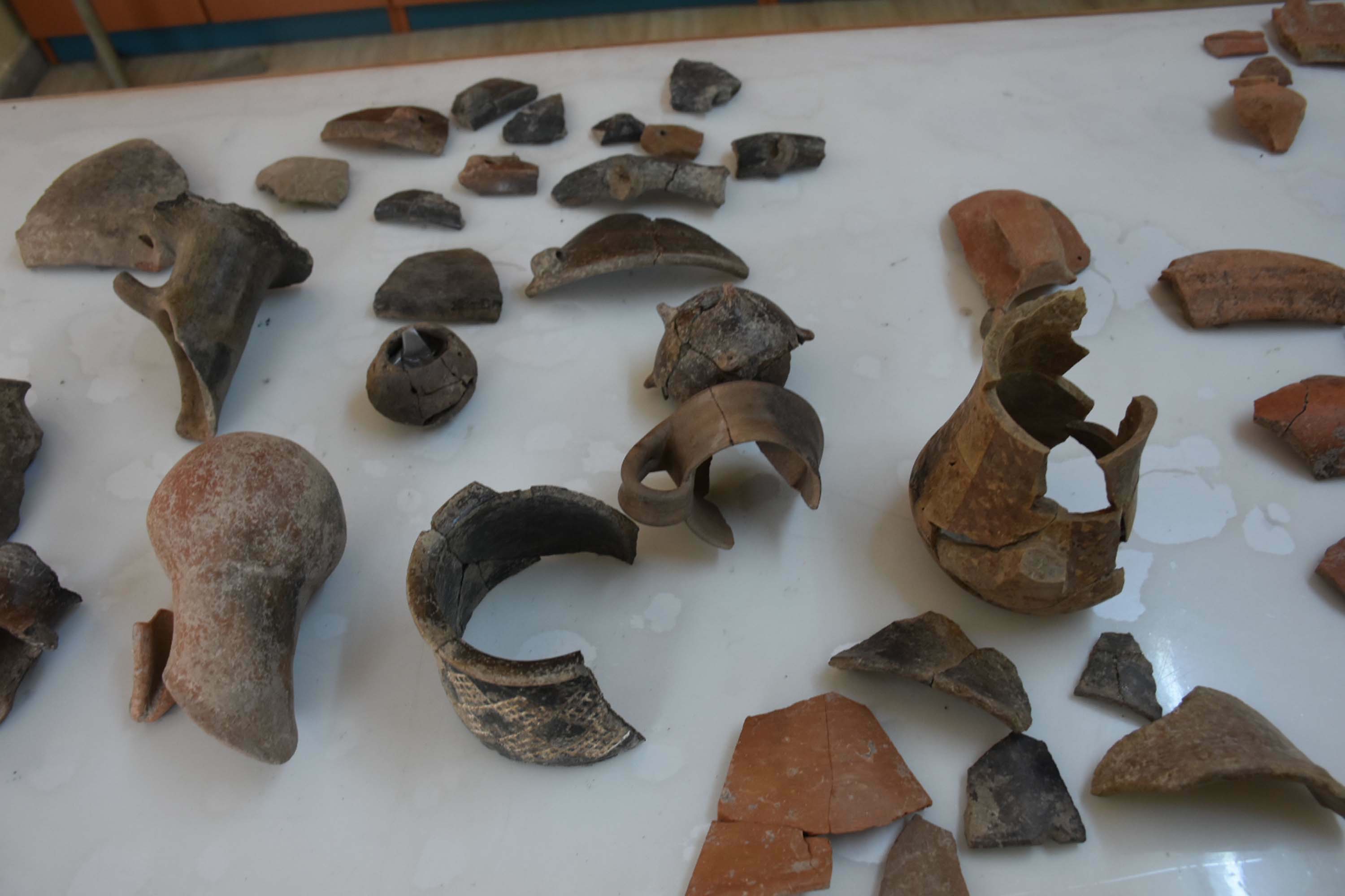 Smyrna Höyüğü'nde 5 bin yıl önceki ticari ilişkiyi gösteren seramikler bulundu - Görsel 2